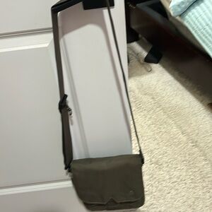 iPad kindle crossbody travel bag 11x9x 2 with several pockets